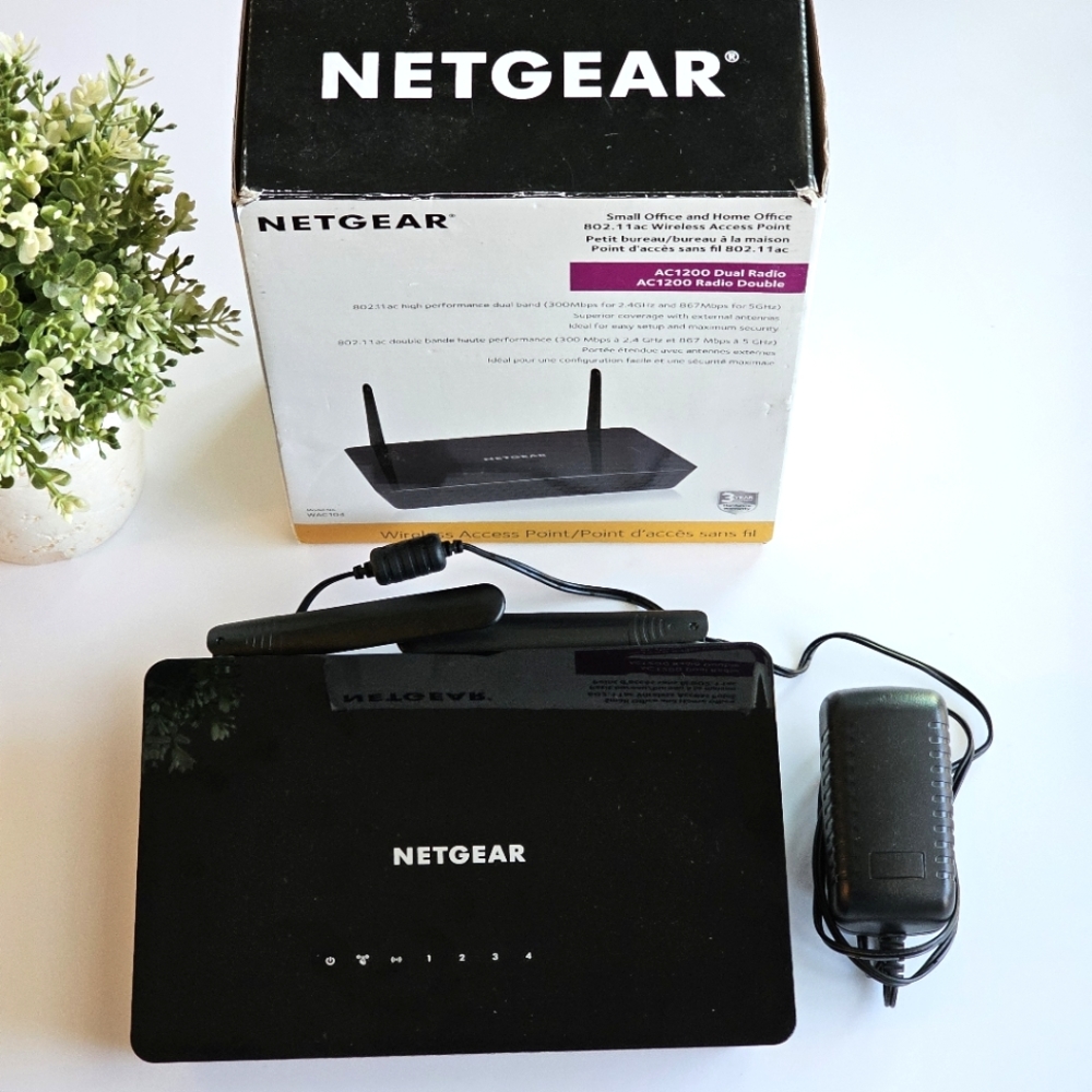 NETGEAR Wireless Desktop Access Point (WAC104) - WiFi Dual-Band AC1200 Speed